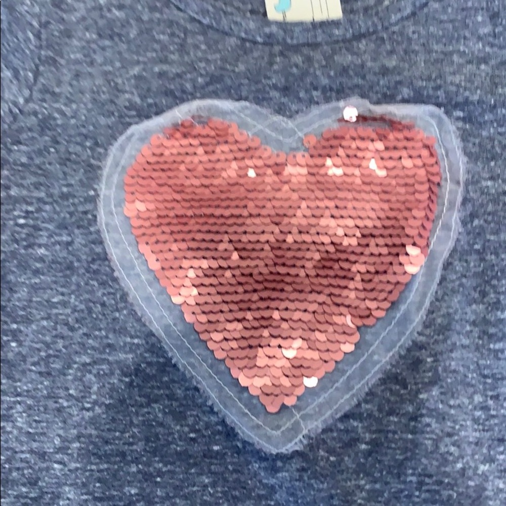 Girl’s 💗 shirt - Picture 2 of 6
